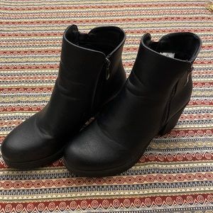 Dream Pairs black zip up boots
